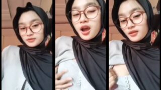 Bokepdo cewek hijab kacamata melet godain pascol